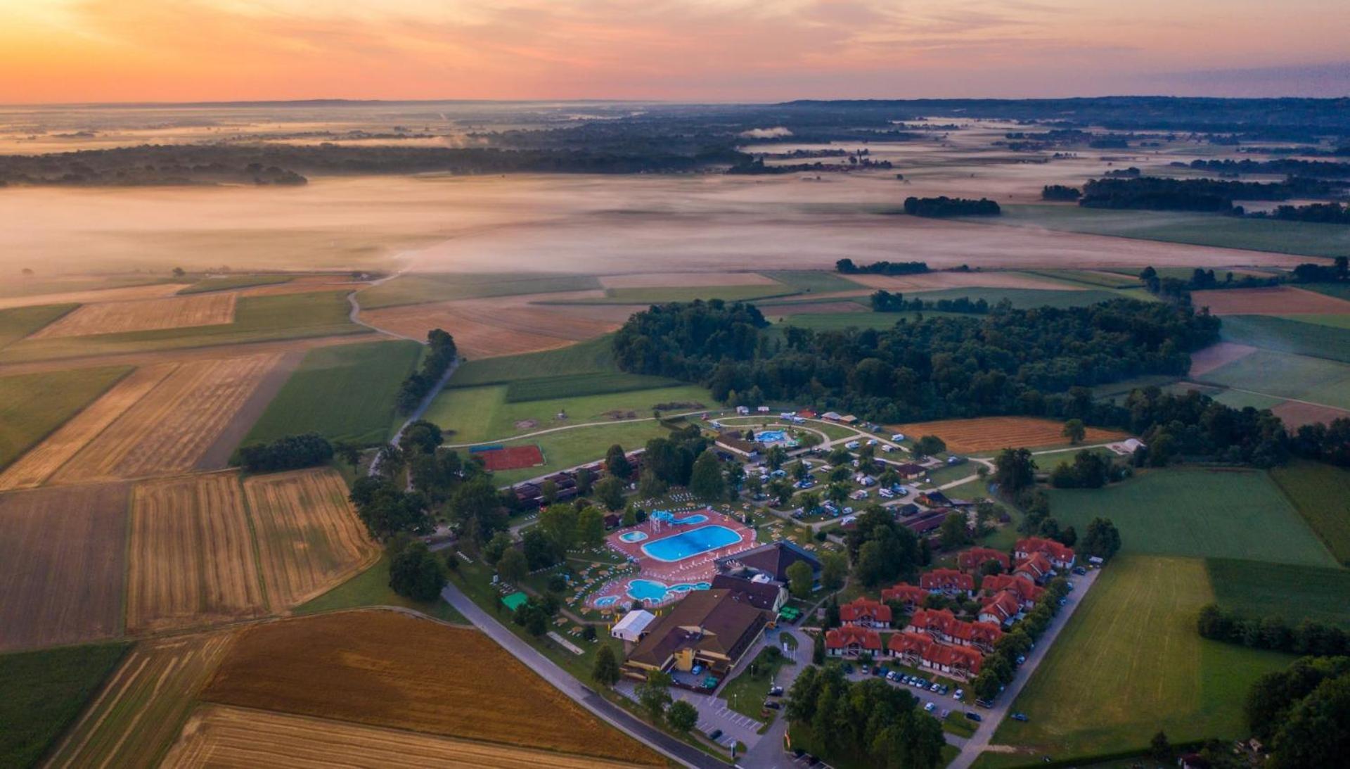 Terme Banovci - Hotel Zeleni Gaj 维尔兹 外观 照片